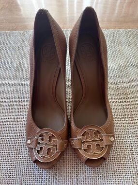 Tory Burch Pebble Leather Peep-Toe Saddle Tan 4” Stacked Wood Wedge HeelSize 9.5